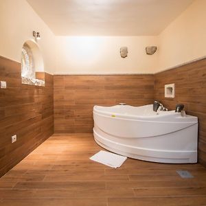Ek Binadaki Private Studio Odası